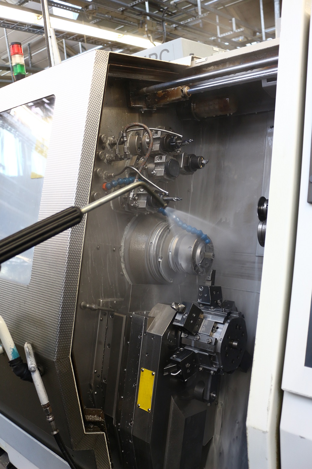 Cleaning machine tools quickly and efficiently phcleantec (en)